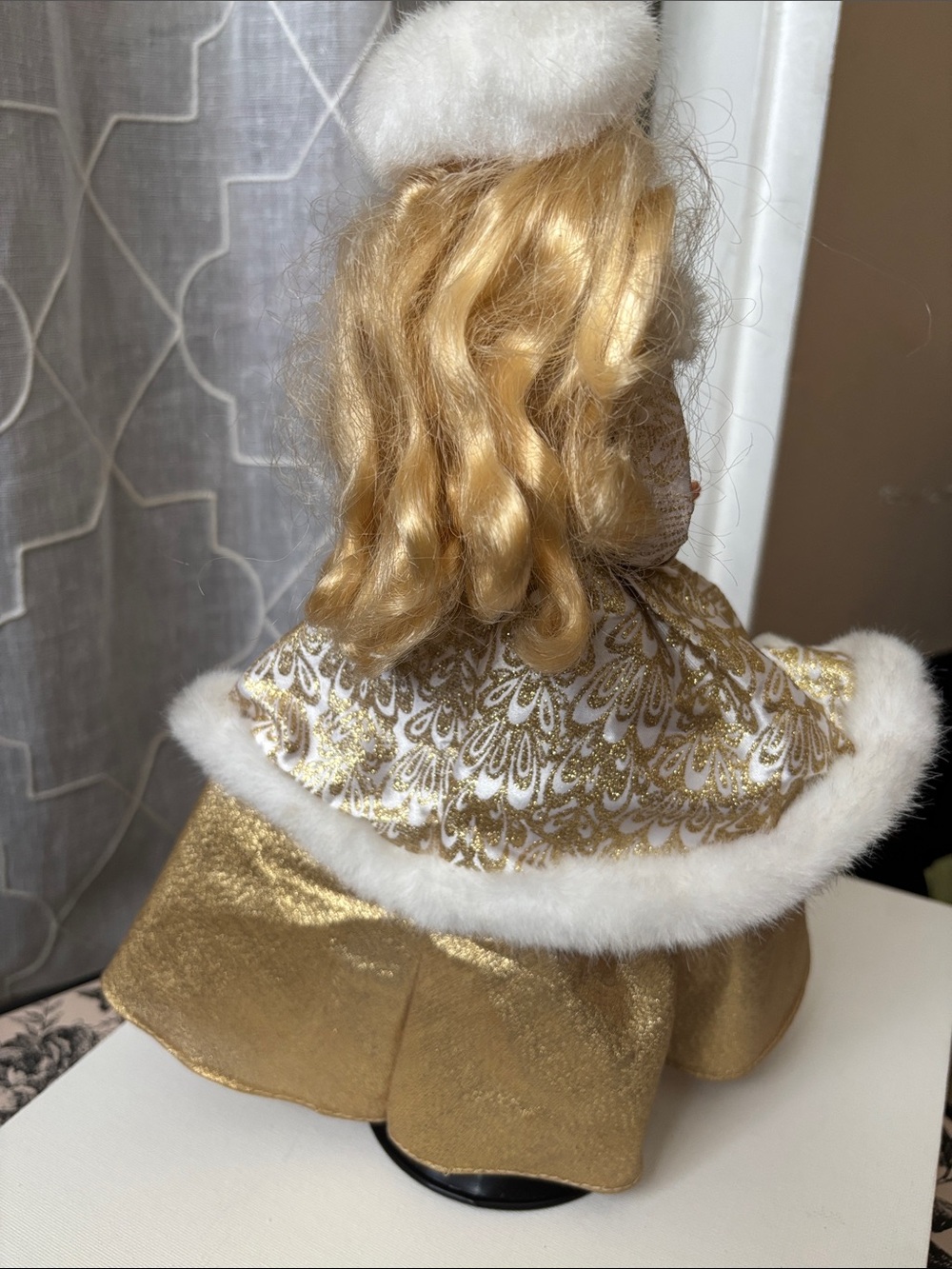⭐️Final Price⭐️1995 Special Edition Winter Fantasy Barbie —- Gold Evening Gown - Picture 3 of 5
